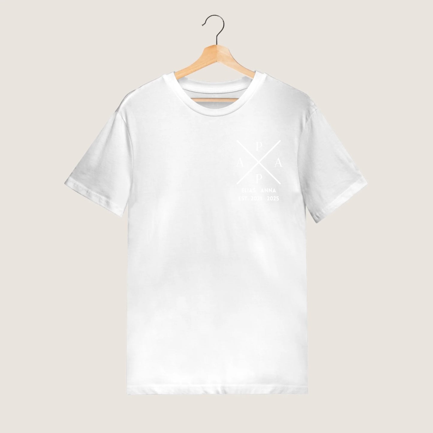 Papa mit Namen und Geburtsjahren von Kindern - Personalisiertes schwarzes T-Shirt