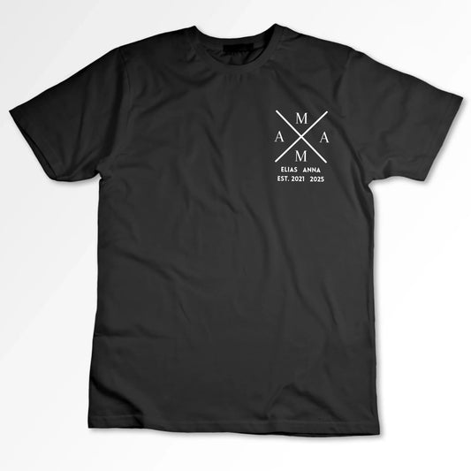 Mama mit Namen und Geburtsjahren von Kindern - Personalisiertes schwarzes T-Shirt