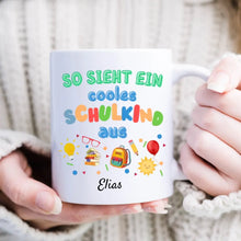 Cargar imagen en el visor de la galería, So sieht ein cooles Schulkind aus - Personalisierte Tasse zur Einschulung
