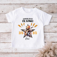 Cargar imagen en el visor de la galería, Ich rocke jetzt die Schule! - Personalisiertes T-Shirt für Kinder zur Einschulung (100% Baumwolle)
