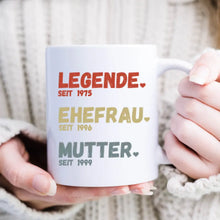 Cargar imagen en el visor de la galería, Mama, Legende seit - Personalisierte Tasse für Mütter, Ehefrauen, Großmütter (Mama seit, Oma seit, Jahreszahlen)
