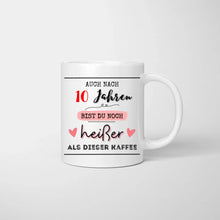 Cargar imagen en el visor de la galería, Heisser als Kaffee - Personalisierte Tasse für Pärchen, Jahrestag, Hochzeitstag
