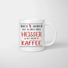 Cargar imagen en el visor de la galería, Du bist heisser als Kaffee - Personalisierte Tasse für Pärchen, Jahrestag, Hochzeitstag
