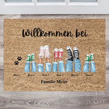 Cargar imagen en el visor de la galería, Willkommen bei unserer Familie - Personalisierte Familien Fußmatte (2-8 Personen, Kinder &amp; Haustiere)
