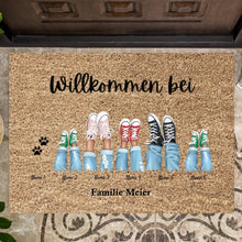 Cargar imagen en el visor de la galería, Willkommen bei unserer Familie - Personalisierte Familien Fußmatte (2-8 Personen, Kinder &amp; Haustiere)
