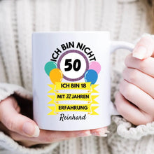 Cargar imagen en el visor de la galería, Ich bin nicht 50, ich bin 18 mit 32 Jahren Erfahrung - Personalisierte Tasse zum Geburtstag 30, 40, 50, 60, 70, 80 Jahre (Alter &amp; Namen individualisieren)
