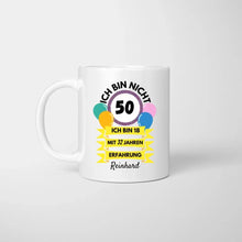 Cargar imagen en el visor de la galería, Ich bin nicht 50, ich bin 18 mit 32 Jahren Erfahrung - Personalisierte Tasse zum Geburtstag 30, 40, 50, 60, 70, 80 Jahre (Alter &amp; Namen individualisieren)
