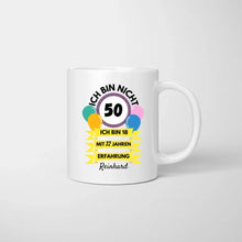 Cargar imagen en el visor de la galería, Ich bin nicht 50, ich bin 18 mit 32 Jahren Erfahrung - Personalisierte Tasse zum Geburtstag 30, 40, 50, 60, 70, 80 Jahre (Alter &amp; Namen individualisieren)
