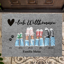 Cargar imagen en el visor de la galería, Herzlich Willkommen - Personalisierte Fußmatte  für innen &amp; aussen (2-8 Personen, Kinder &amp; Haustiere) Grau
