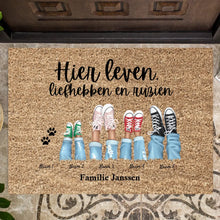 Cargar imagen en el visor de la galería, Hier leven, liefhebben en ruziën - Persoonlijke familie deurmat (1-8 personen, kinderen, huisdieren)
