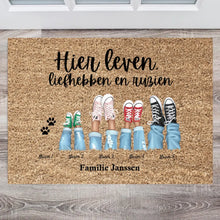 Cargar imagen en el visor de la galería, Hier leven, liefhebben en ruziën - Persoonlijke familie deurmat (1-8 personen, kinderen, huisdieren)
