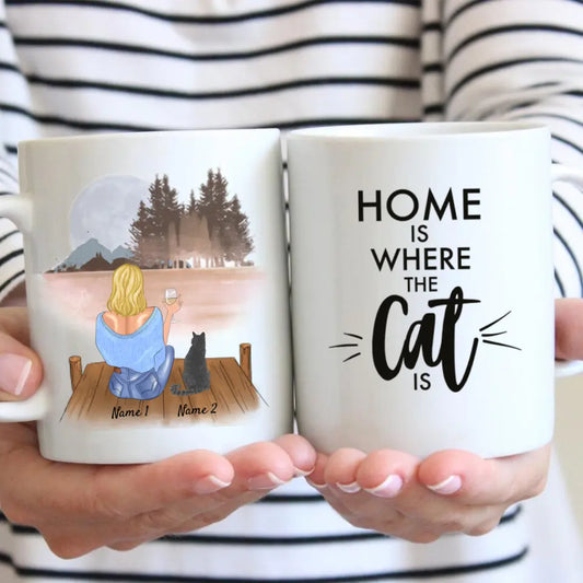 Mujer con gato y bebida - Taza personalizada (1-2 gatos)