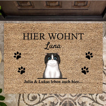 Cargar imagen en el visor de la galería, &quot;Hier wohnt&quot; Fußmatte mit Katze personalisiert (1-4 Katzen)
