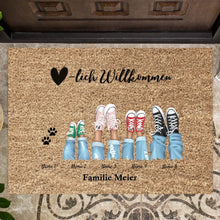 Cargar imagen en el visor de la galería, Herzlich Willkommen - Personalisierte Familien Fußmatte (2-8 Personen &amp; Haustiere)
