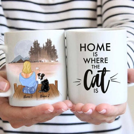 Mujer con perro y bebida - Taza personalizada (1-2 perros o gatos)