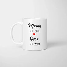 Cargar imagen en el visor de la galería, Von Mama zur Oma - Personalisierte Tasse zur Verkündung (Mama seit, Oma seit, Jahreszahlen)
