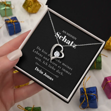 Cargar imagen en el visor de la galería, Liebe meines Lebens - Halskette mit Gold-Herzanhänger &amp; personalisierter Karte (Valentinstagsgeschenk)
