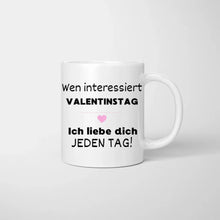 Cargar imagen en el visor de la galería, Wen interessiert Valentinstag - Personalisierte Tasse für Paare
