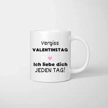 Cargar imagen en el visor de la galería, Vergiss Valentinstag, ich liebe dich jeden Tag - Personalisierte Tasse für Paare
