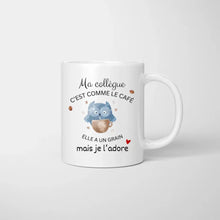 Cargar imagen en el visor de la galería, Ma collègue c&#39;est comme le cafe elle a un grain mais je l&#39;aodre - Mug personnalisé (2-4 personnes)
