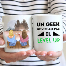 Cargar imagen en el visor de la galería, Un geek ne vieillit pas il level up - Mug personnalisé (2-4 personnes)
