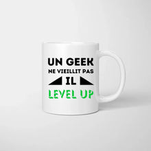 Cargar imagen en el visor de la galería, Un geek ne vieillit pas il level up - Mug personnalisé (2-4 personnes)
