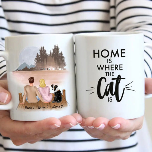 Pareja con mascota en el muelle - Taza Personalizada (perro o gato)