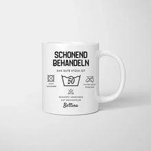 Cargar imagen en el visor de la galería, Schonend behandeln, das gute Stück wird 30, 40, 50, 60 - Personalisierte Tasse zum Geburtstag (Alter &amp; Namen individualisieren)
