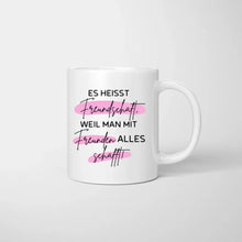 Cargar imagen en el visor de la galería, Es heisst Freundschaft, weil man mit Freunden alles schafft! - Personalisierte Tasse Freundinnen &amp; Kolleginnen (2-4 Personen)
