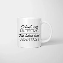 Cargar imagen en el visor de la galería, Scheiss auf Muttertag, wir lieben dich jeden Tag - Personalisierte Tasse (1-4 Kinder, Muttertag)
