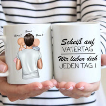 Cargar imagen en el visor de la galería, Scheiss auf Vatertag, wir lieben dich jeden Tag - Personalisierte Tasse (Papa mit 1-4 Kinder)
