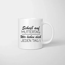 Cargar imagen en el visor de la galería, Scheiss auf Muttertag, wir lieben dich jeden Tag - Personalisierte Familien Tasse (Eltern mit 1-4 Kinder)
