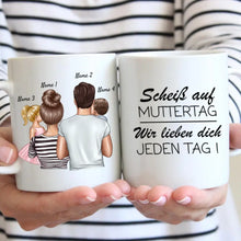 Cargar imagen en el visor de la galería, Scheiss auf Muttertag, wir lieben dich jeden Tag - Personalisierte Familien Tasse (Eltern mit 1-4 Kinder)
