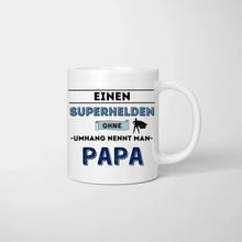 Cargar imagen en el visor de la galería, Superheld ohne Umhang PAPA - Personalisierte Tasse (1-4 Kinder)
