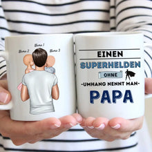 Cargar imagen en el visor de la galería, Superheld ohne Umhang PAPA - Personalisierte Tasse (1-4 Kinder)
