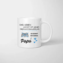 Cargar imagen en el visor de la galería, Leben kommt mit keiner Gebrauchsanweisung sondern mit einem Papa - Personalisierte Tasse (Vater mit 1-4 Kinder)
