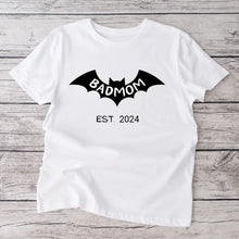 Cargar imagen en el visor de la galería, Badmom (Dadman) seit 2024 - Personalisiertes T-Shirt für werdende Mütter, Ankündigung Geburt/ Schwangerschaft 100% Baumwolle
