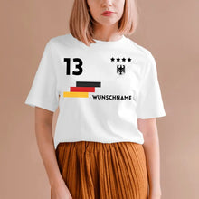 Cargar imagen en el visor de la galería, Fußball EM 2024 Deutschland Trikot - Personalisiertes T-Shirt für Fußball-Fans (100% Baumwolle, Unisex)
