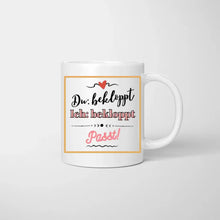 Cargar imagen en el visor de la galería, Du + Ich = bekloppt - Personalisierte Pärchen-Tasse (Mann &amp; Frau)
