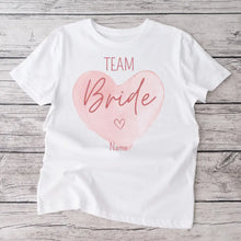 Cargar imagen en el visor de la galería, Personalisiertes JGA T-Shirt Team Braut, Tshirt Frauen, Junggesellenabschied T-Shirt, Brautjungfer Tshirt - Personalisiertes T-Shirt (100% Baumwolle, Unisex)
