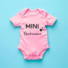 Cargar imagen en el visor de la galería, Mini-Nachname - Personalisierter Baby-Onesie/ Strampler, 100% Bio-Baumwolle Body
