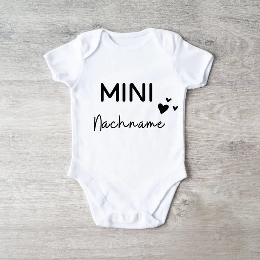 Mini-Nachname - Personalisierter Baby-Onesie/ Strampler, 100% Bio-Baumwolle Body