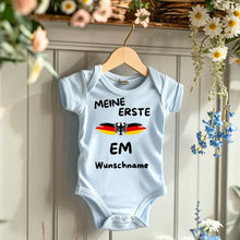 Cargar imagen en el visor de la galería, Meine Erste EM - Personalisierter Baby-Onesie/ Strampler, 100% Bio-Baumwolle Body
