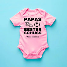 Cargar imagen en el visor de la galería, Papas bester Schuss - Personalisierter Baby-Onesie/ Strampler, 100% Bio-Baumwolle, Fußball Fan Body
