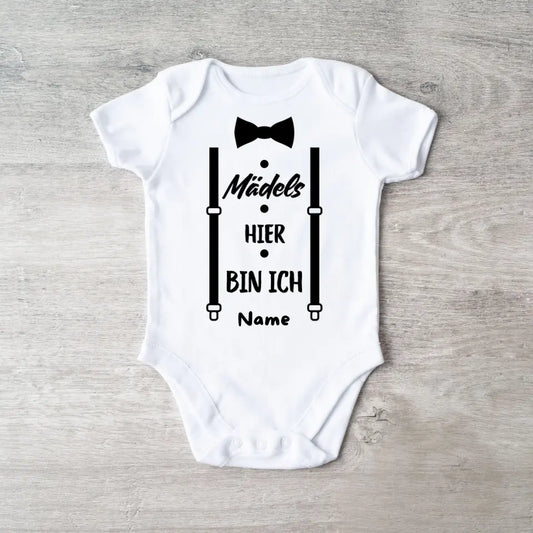 Mädels hier bin ich - Personalisierter Baby-Onesie/ Strampler, Lustiger Body für Söhne, 100% Bio-Baumwolle