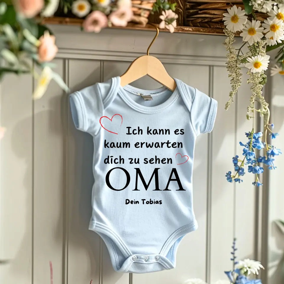 Ich kann es kaum erwarten dich zu sehen OMA - Personalisierter Baby-Onesie/ Strampler, Geburt MAMA, PAPA, OMA, OPA, 100% Bio-Baumwolle Body