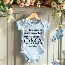 Cargar imagen en el visor de la galería, Ich kann es kaum erwarten dich zu sehen OMA - Personalisierter Baby-Onesie/ Strampler, Geburt MAMA, PAPA, OMA, OPA, 100% Bio-Baumwolle Body

