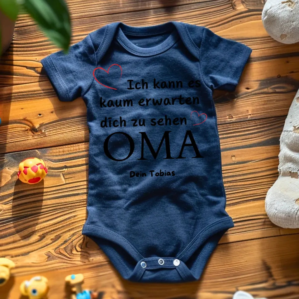 Ich kann es kaum erwarten dich zu sehen OMA - Personalisierter Baby-Onesie/ Strampler, Geburt MAMA, PAPA, OMA, OPA, 100% Bio-Baumwolle Body