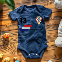 Cargar imagen en el visor de la galería, 2024 Fussball EM Kroatien - Personalisierter Baby-Onesie/ Strampler, Trikot mit anpassbarem Namen und Trikotnummer, 100% Bio-Baumwolle Baby Body
