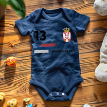Cargar imagen en el visor de la galería, 2024 Fussball EM Serbien - Personalisierter Baby-Onesie/ Strampler, Trikot mit anpassbarem Namen und Trikotnummer, 100% Bio-Baumwolle Baby Body
